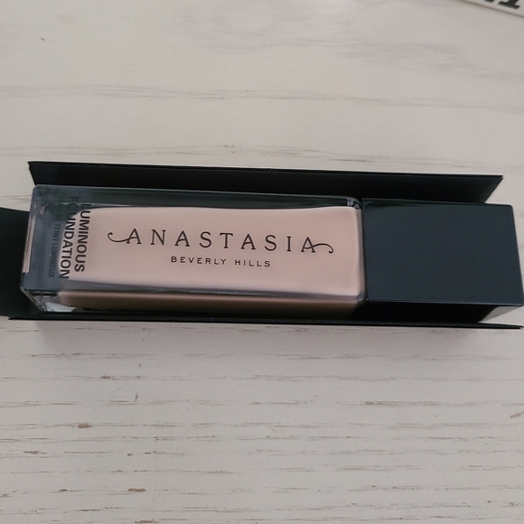 Anastasia Luminous Foundation 230N - Picture 4 of 5